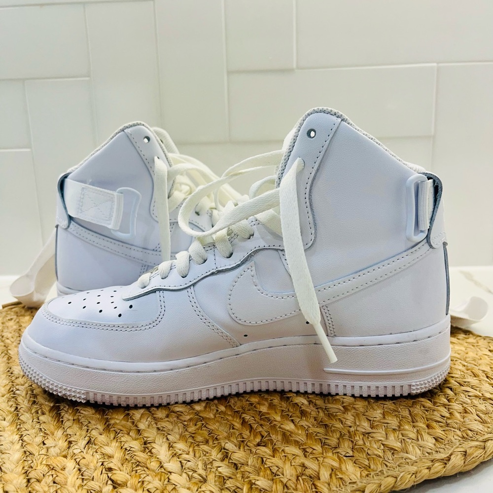 Nike Women's White High-Top AIR Force one